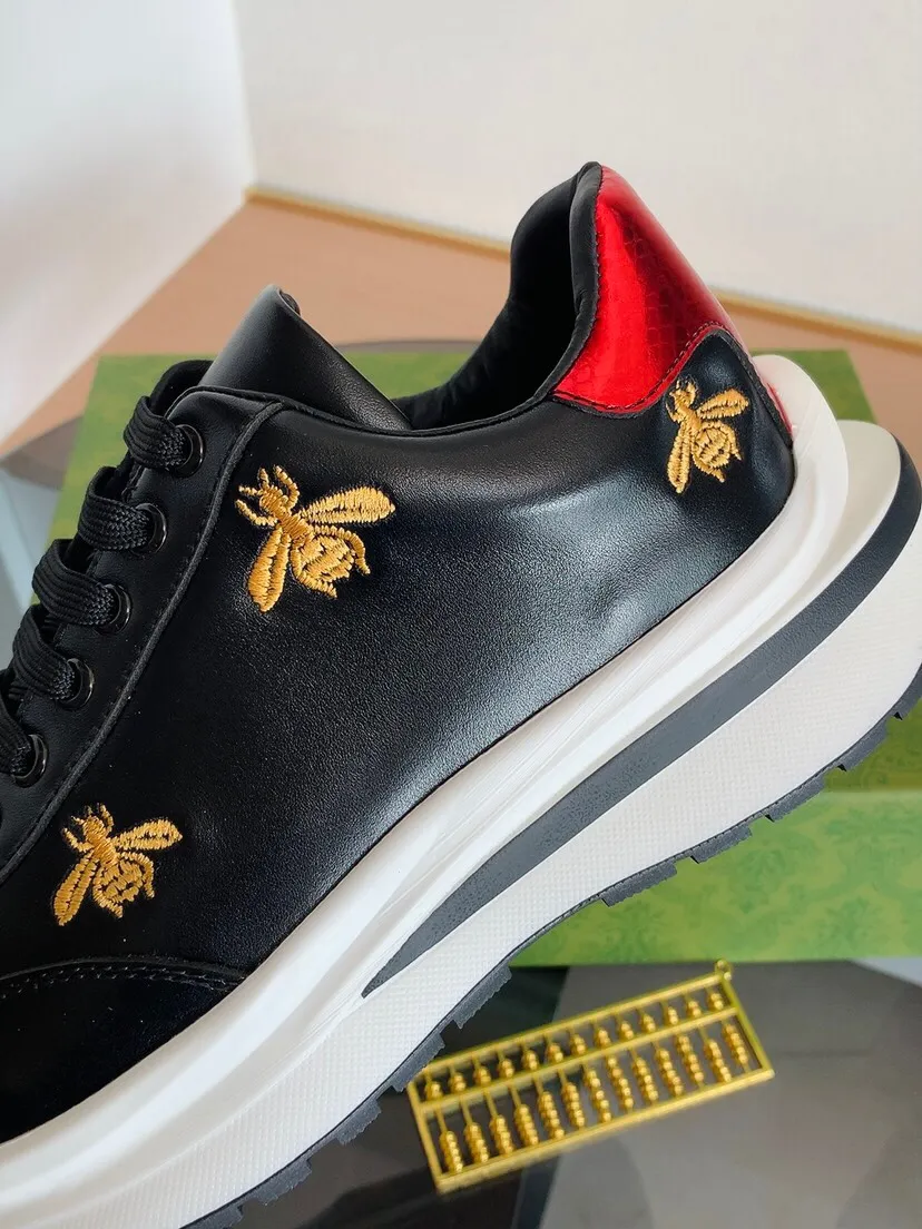 Factory price 420. The new high-quality GUCCI (Gucci) is launched simultaneously. The new men's shoes, 😘fabrics are selected from imported cowhide, and the lining is sheepskin lining. 👍🏿 High-end ☄️ air-cushion molded anti-slip rubber outsole, exquisite lines, simple and elegant, comfortable and high-end for leisure travel. Code number: 38 to 44 (45 can be customized and cannot be returned or exchanged)